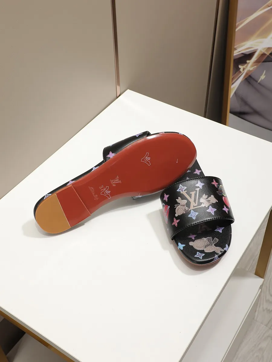 👟👟Ex-factory price 320👟👟 LV’s new flat-low flip-flops, 5D printed jade rabbit pattern, cowhide surface and sheepskin lining, genuine leather bottom imported from Italy, size 35-41